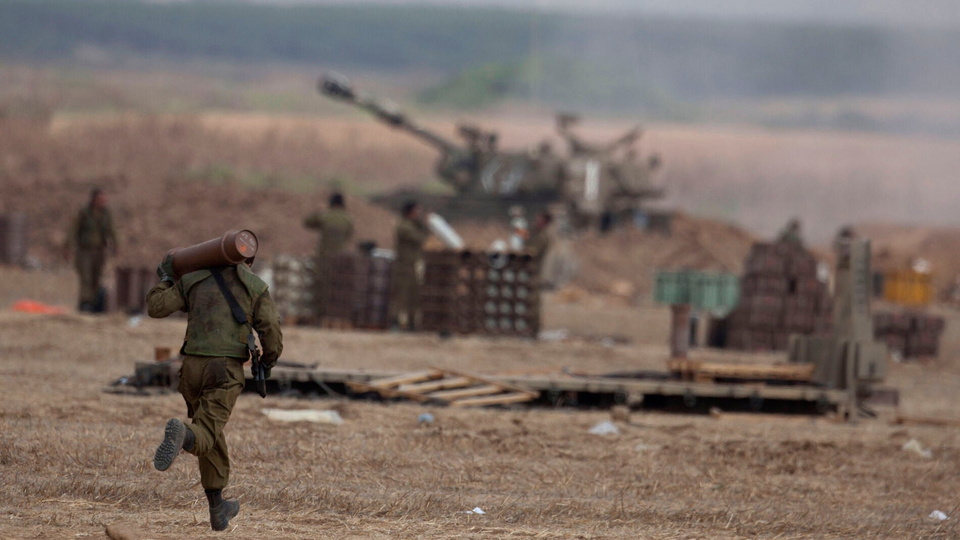 Un soldado israel&iacute; transportando artiller&iacute;a
