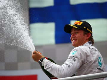 Nico Rosberg abre el champán