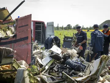 Inspeccionan los restos del avión de Malaysia Airlines Inspeccionan los restos del avión de Malaysia Airlines