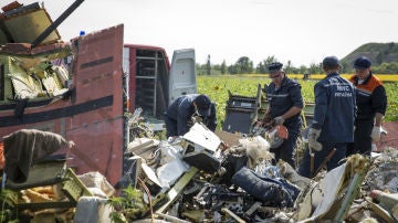 Inspeccionan los restos del avión de Malaysia Airlines
