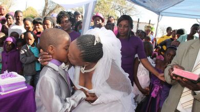 Un niño sudafricano de 9 años y su mujer de 62, renuevan sus votos un año después de su boda