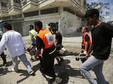 Palestinos trasladan a un herido en Gaza Palestinos trasladan a un herido en Gaza