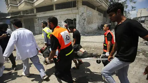 Palestinos trasladan a un herido en Gaza Palestinos trasladan a un herido en Gaza