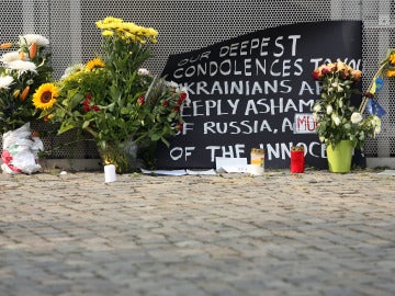 Flores en recuerdo a los fallecidos en el MH17