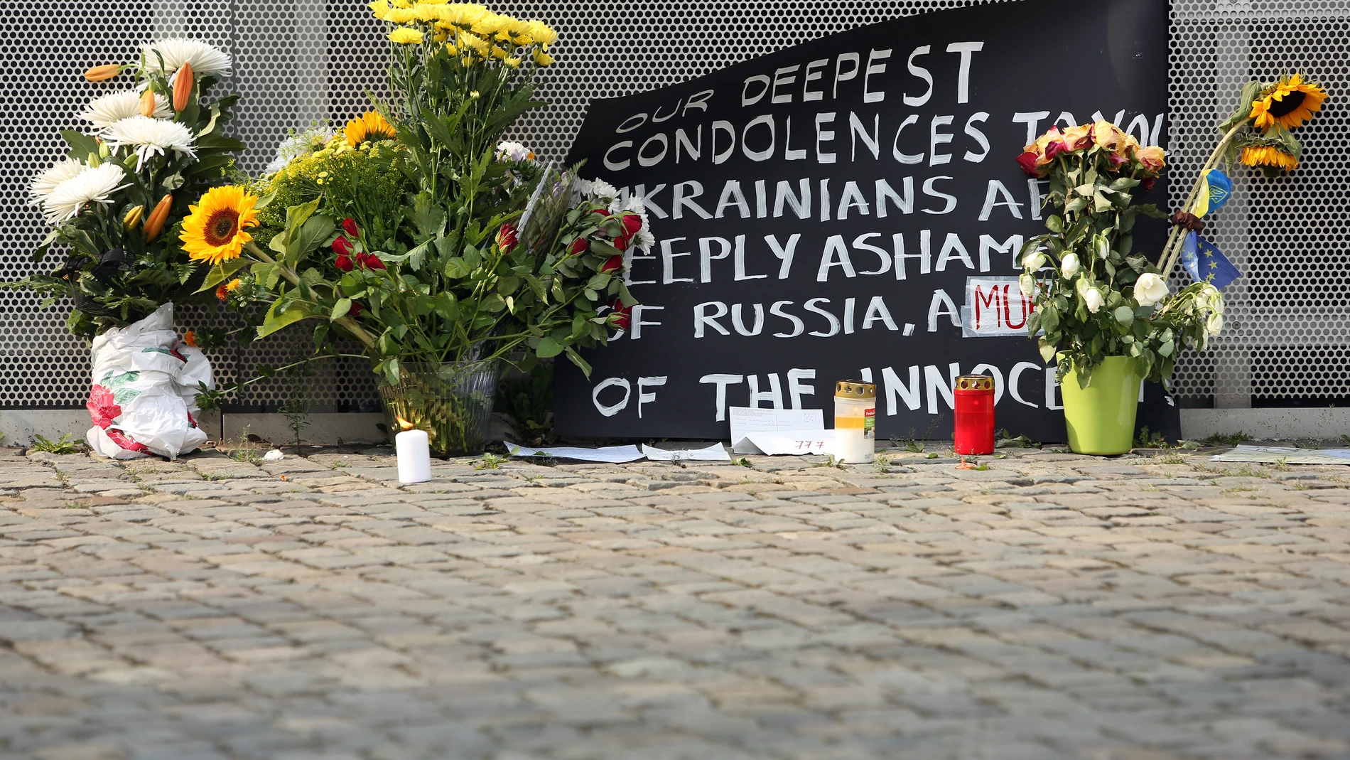 Flores en recuerdo a los fallecidos en el MH17 Flores en recuerdo a los fallecidos en el MH17