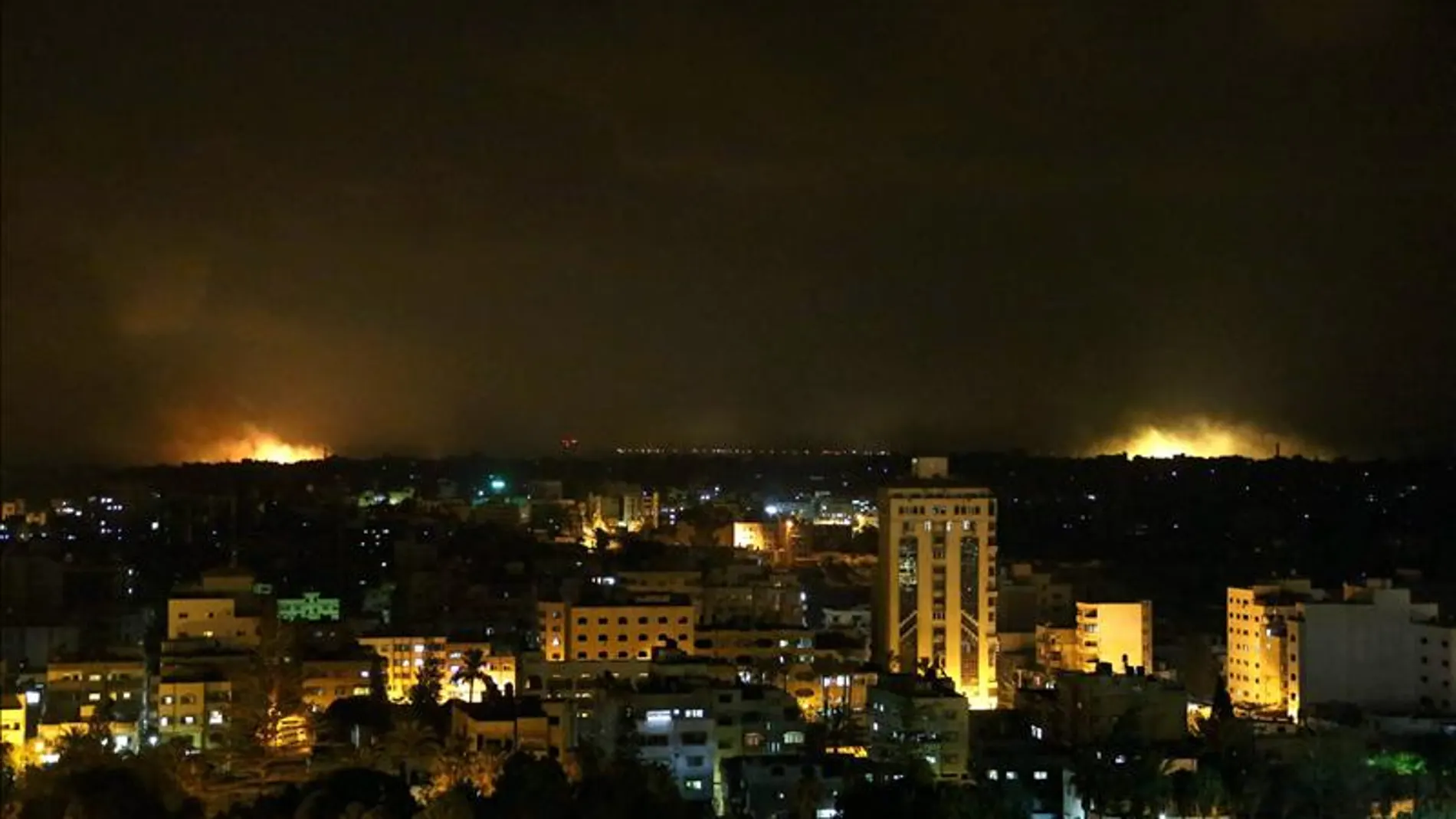 Vista del bombardeo llevado a cabo esta madrugada por el Ejército israelí en Gaza Vista del bombardeo llevado a cabo esta madrugada por el Ejército israelí en Gaza