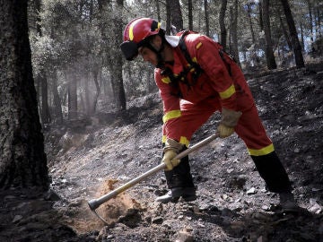 Un miembro de la UME trabaja en el incendio de Guadalajara