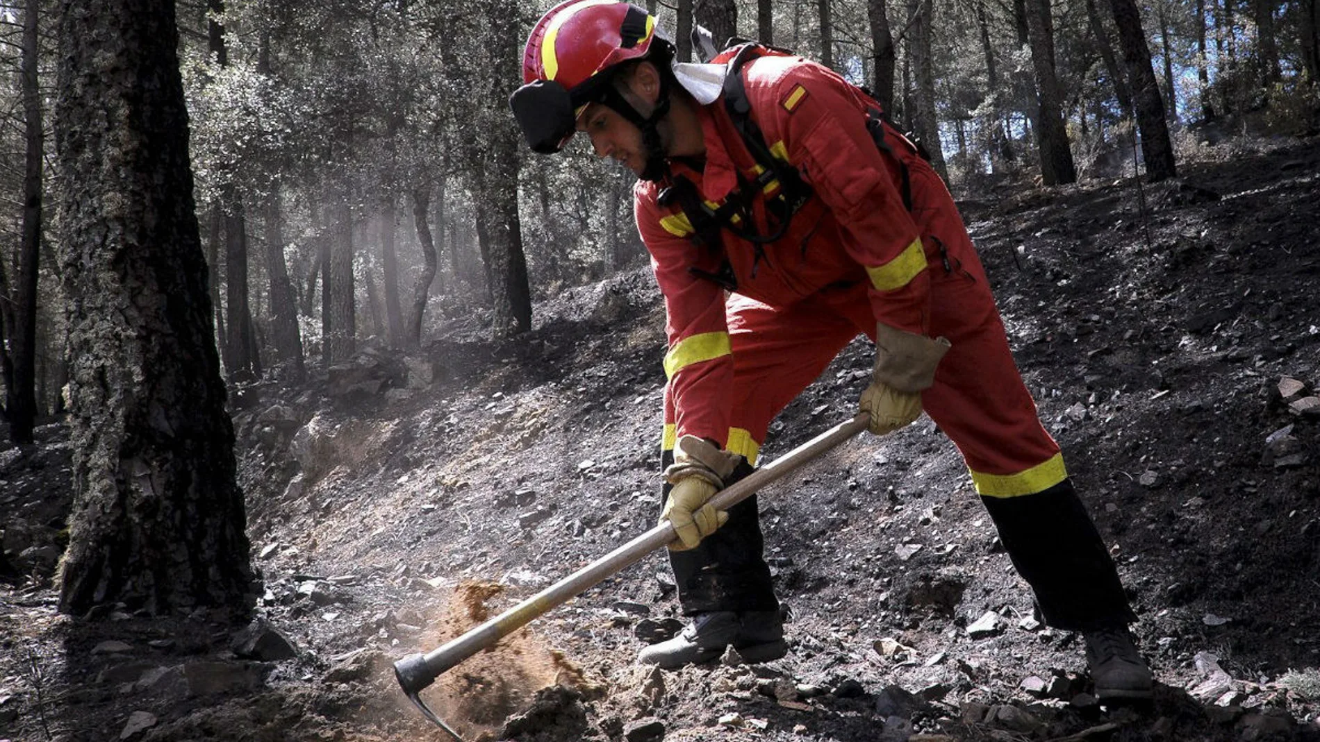 Un miembro de la UME trabaja en el incendio de Guadalajara