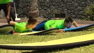 El surf se pone de moda y en Canarias les enseñan a practicarlo con seguridad