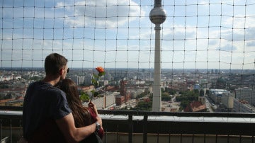 Un joven pareja en un mirador