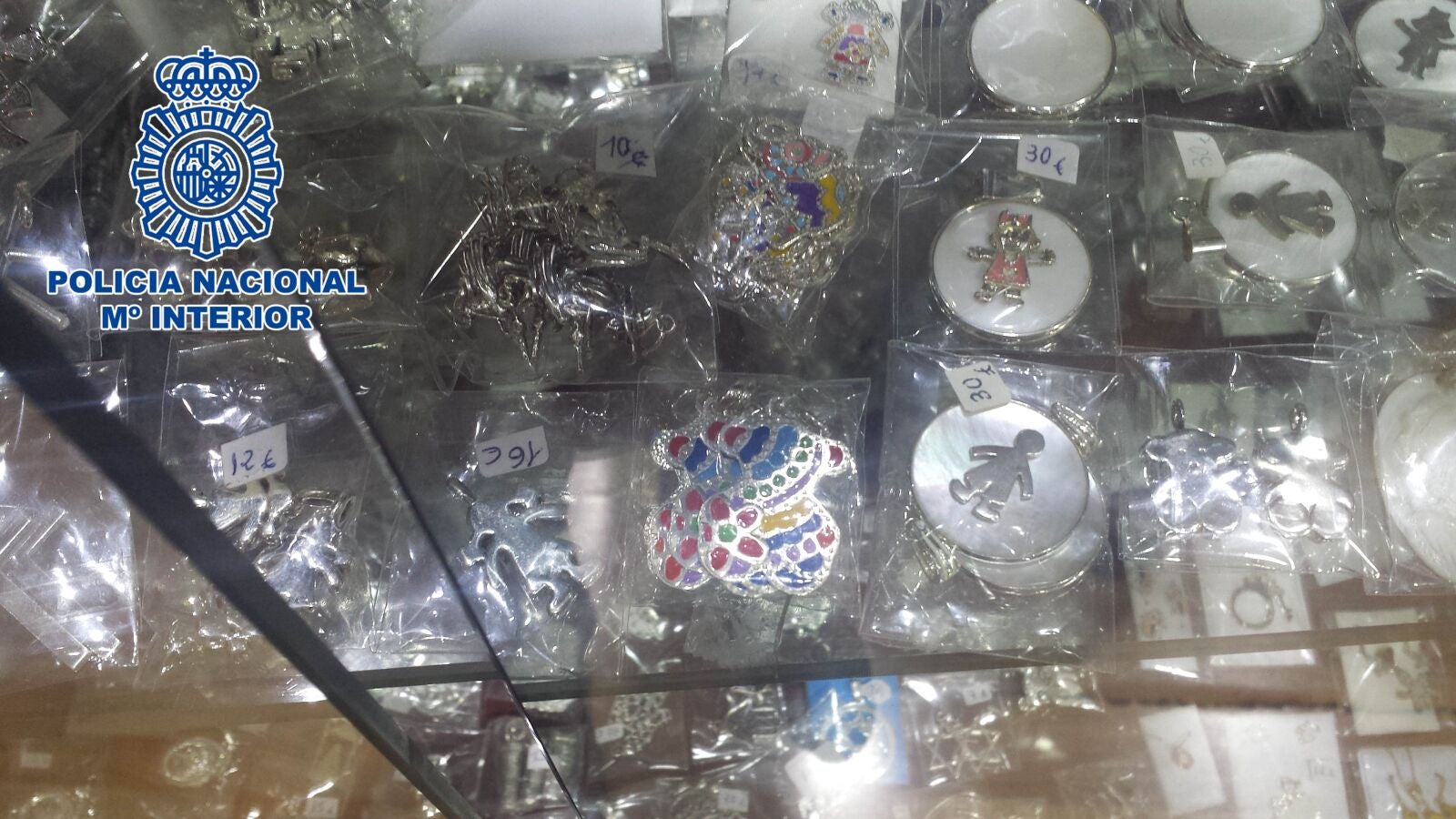 Desmantelado un entramado que distribuía joyas falsas de conocidas marcas en Internet