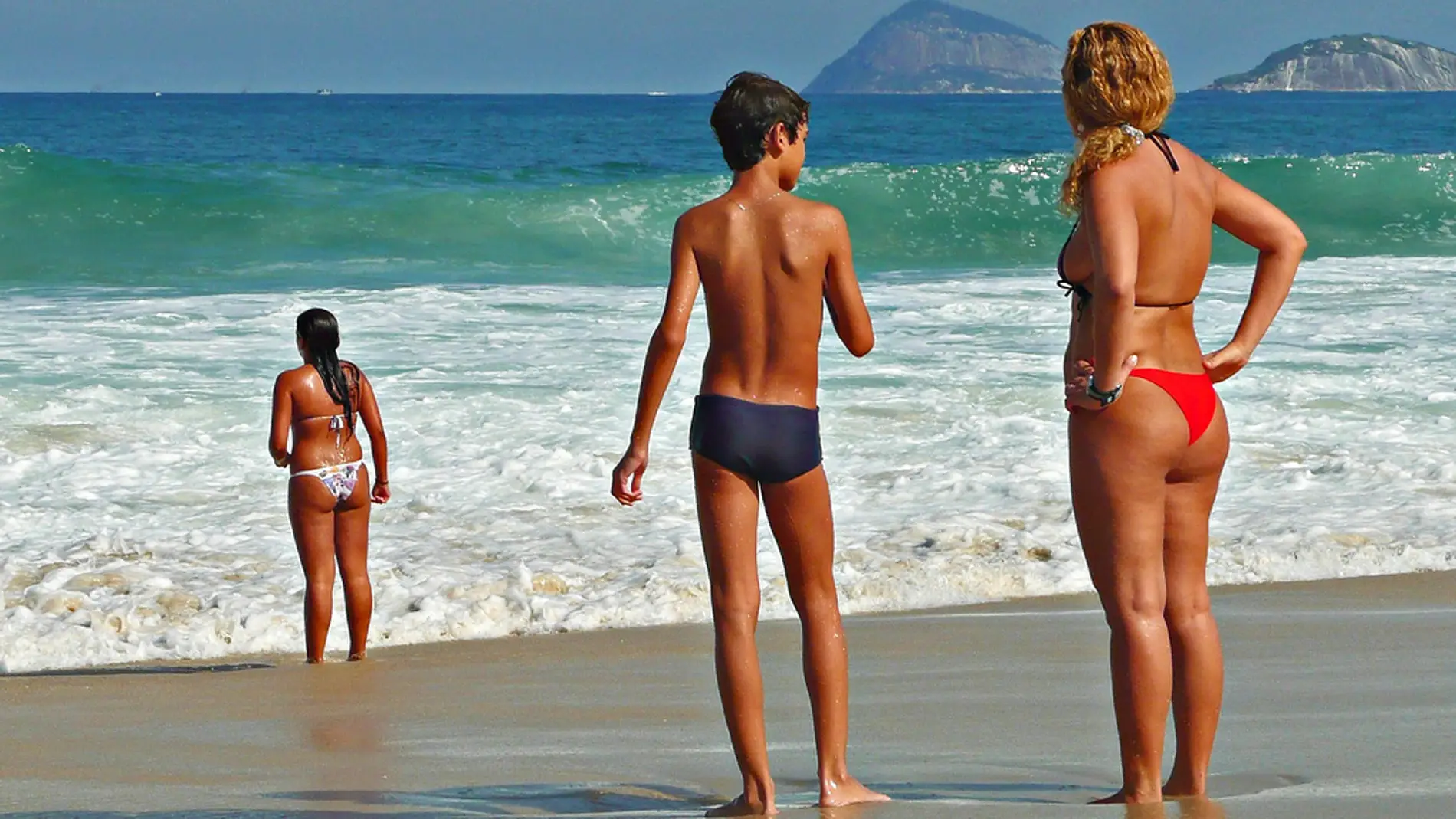 Мамы на нудиском пляже. Нудистский курорт. Семьи на нудитском пляже. Семейные нудисткие пляжи. Бразильские нудистки на пляже.