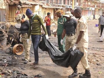 Los vecinos de Kaduna acuden al lugar en el que ha explosionado el coche bomba