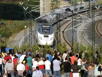 Familiares de víctimas observan el paso del tren de las 20:40 en la curva de Angrois Familiares de víctimas observan el paso del tren de las 20:40 en la curva de Angrois