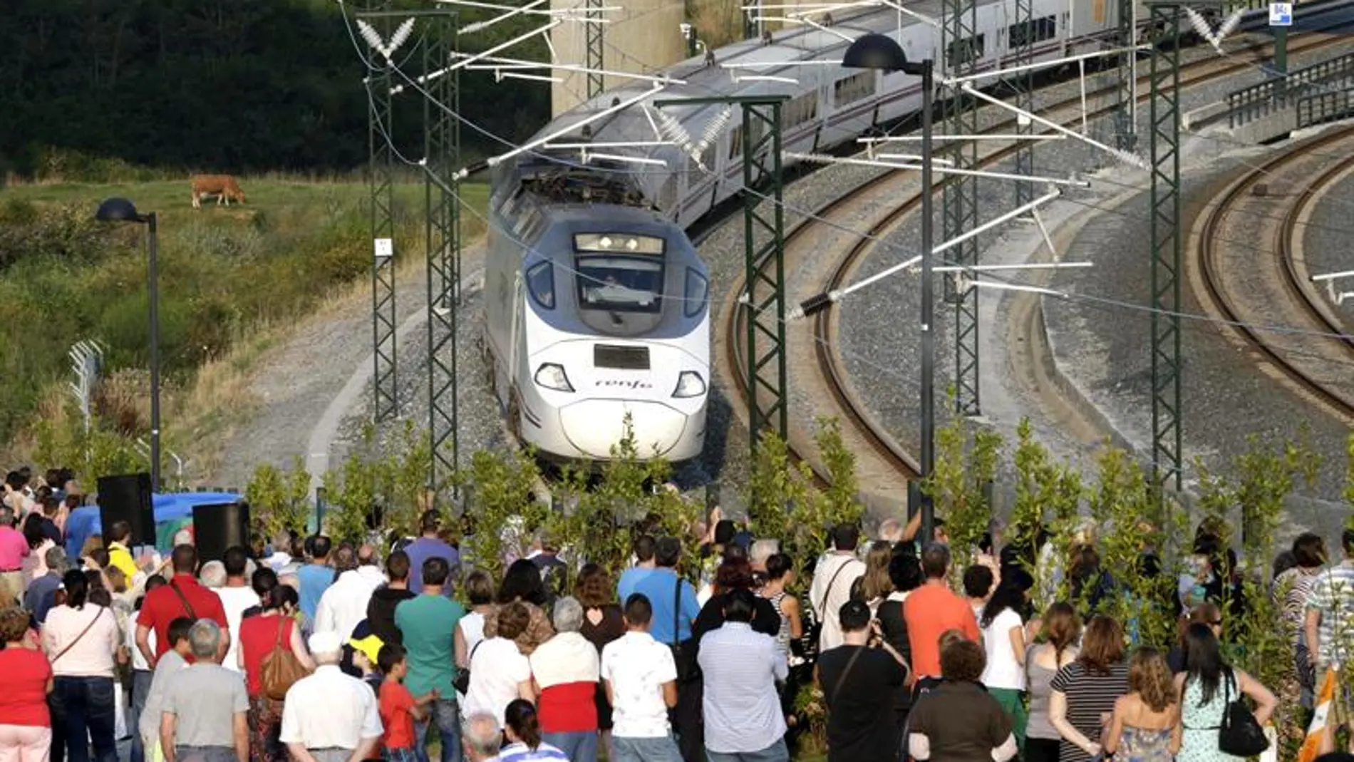 Familiares de víctimas observan el paso del tren de las 20:40 en la curva de Angrois Familiares de víctimas observan el paso del tren de las 20:40 en la curva de Angrois