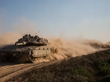 Un tanque israelí toma posiciones Un tanque israelí toma posiciones