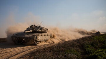 Un tanque israelí toma posiciones