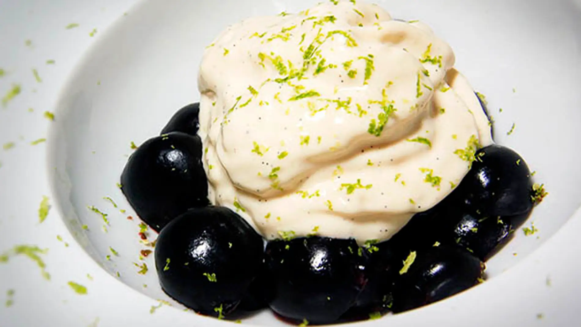 Esta receta de cerezas con espuma de yogur, lima y chocolate blanco, es una maravilla.