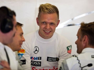 Kevin Magnussen charla con los ingenieros