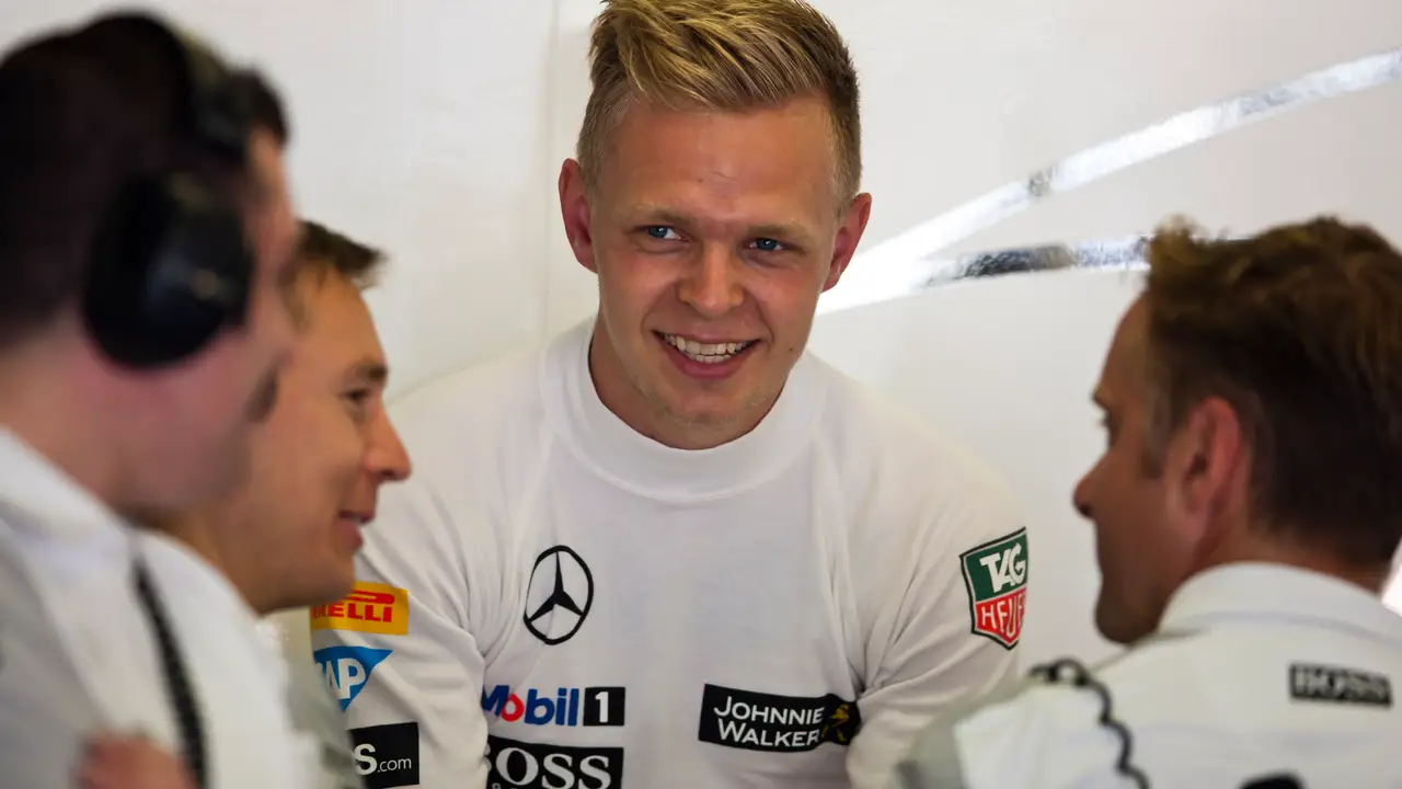 Kevin Magnussen charla con los ingenieros