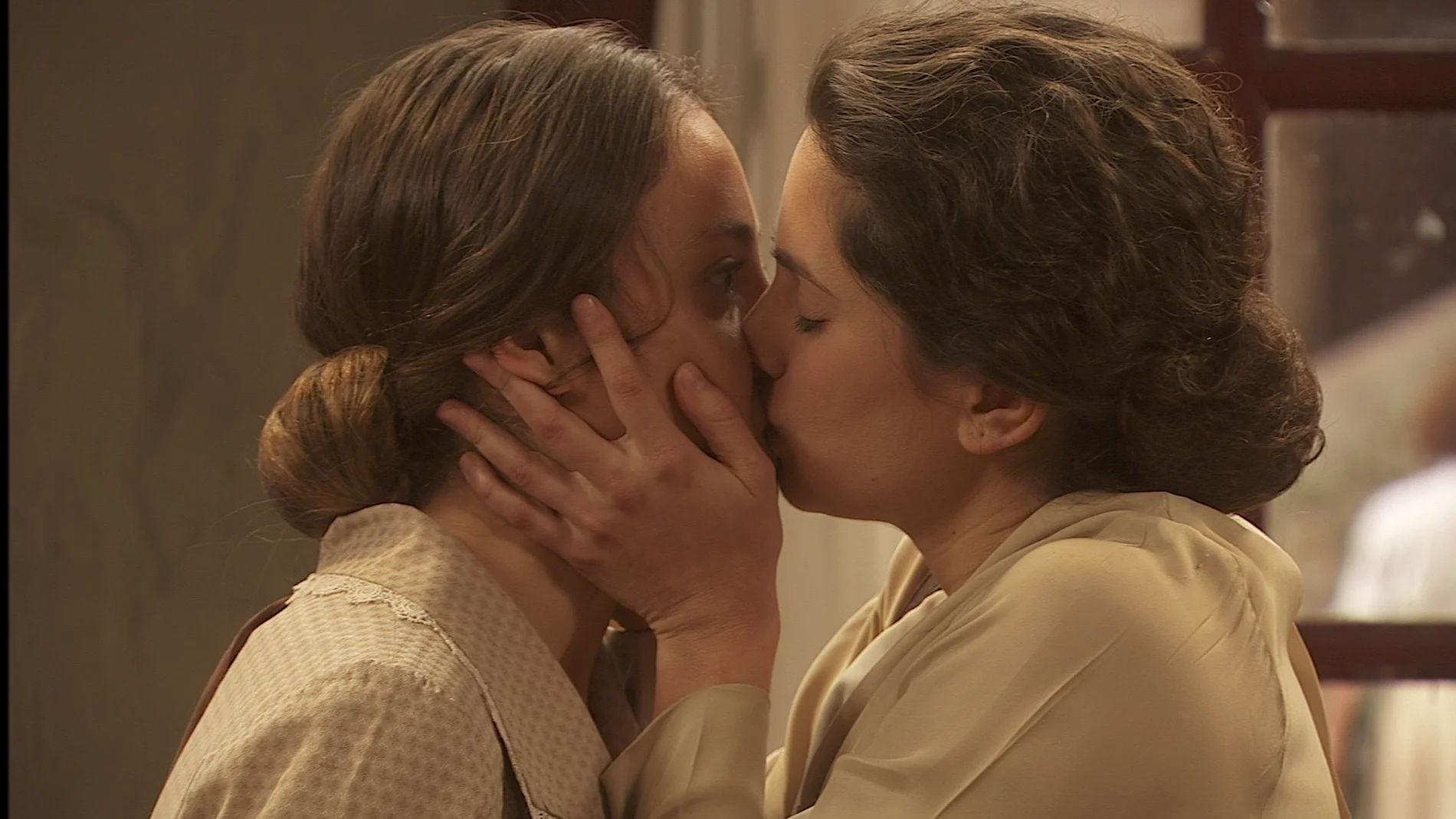 Luisa besa a Quintina