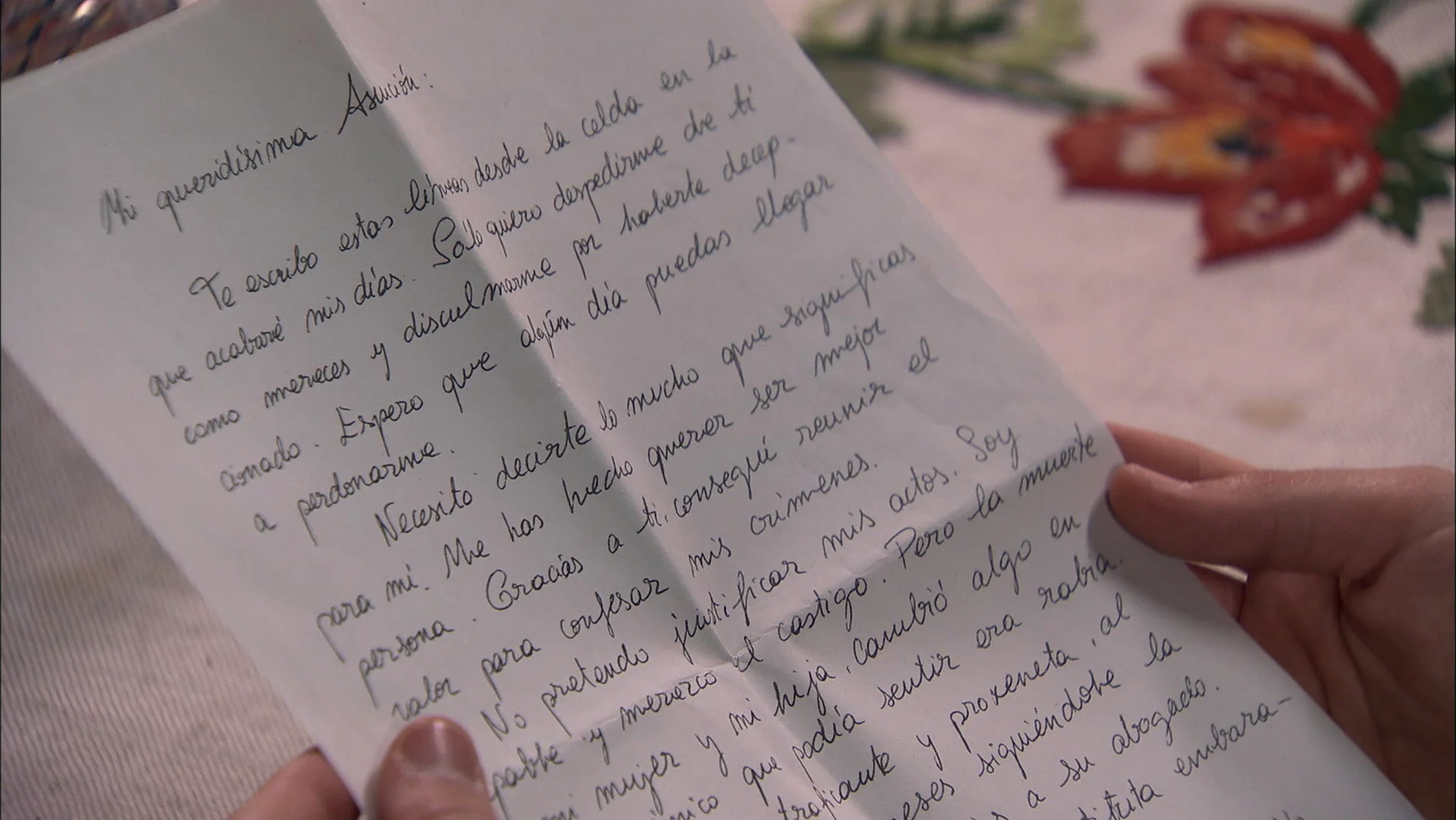 Asun recibe una carta de Gabriel