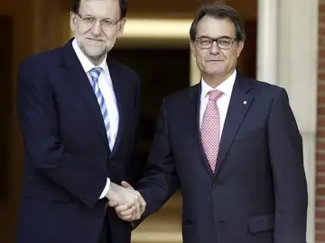 Mariano Rajoy y Artur Mas se saludan antes de la reunión Mariano Rajoy y Artur Mas se saludan antes de la reunión