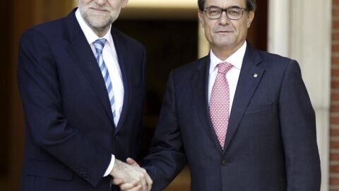 Mariano Rajoy y Artur Mas se saludan antes de la reuni&oacute;n