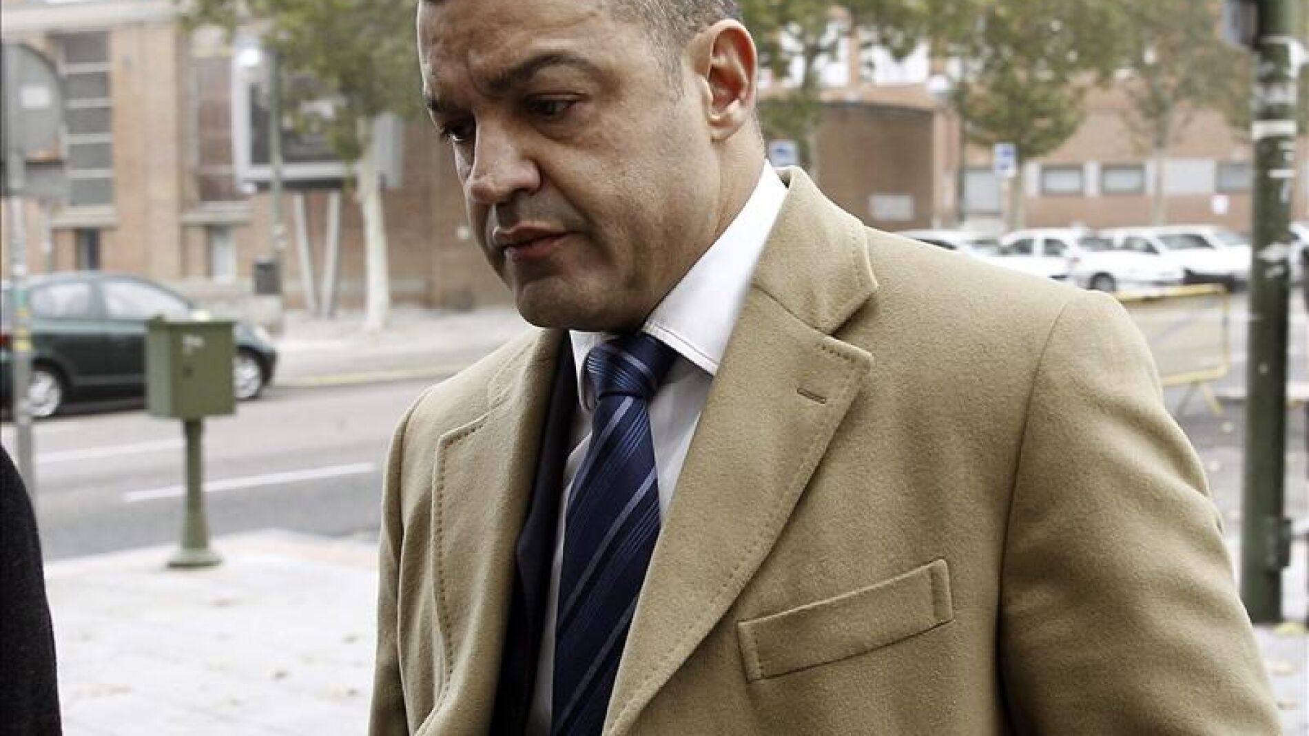 Miguel &Aacute;ngel Flores, entrando en el Juzgado