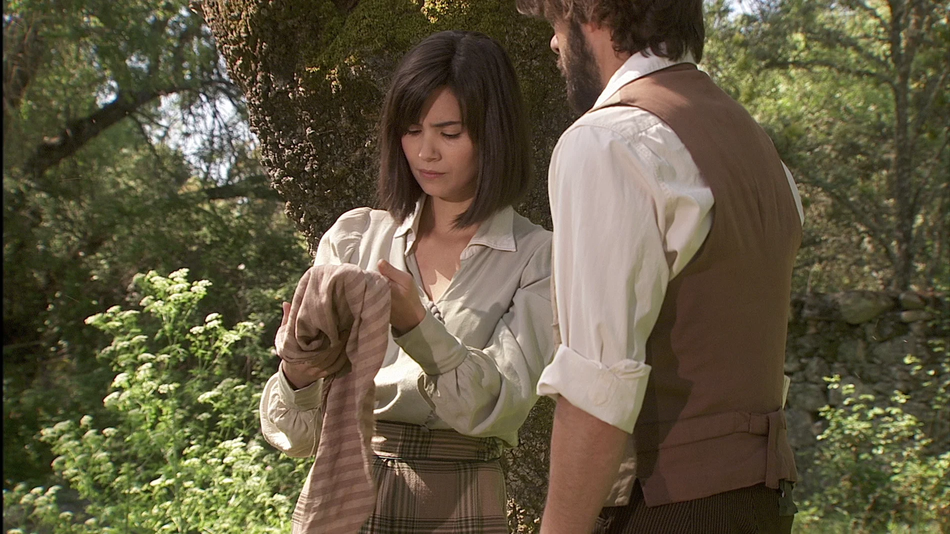 Maria y Gonzalo encuentran un pañuelo