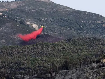 Dron trabajando en la extinción del fuego en Huelva Dron trabajando en la extinción del fuego en Huelva