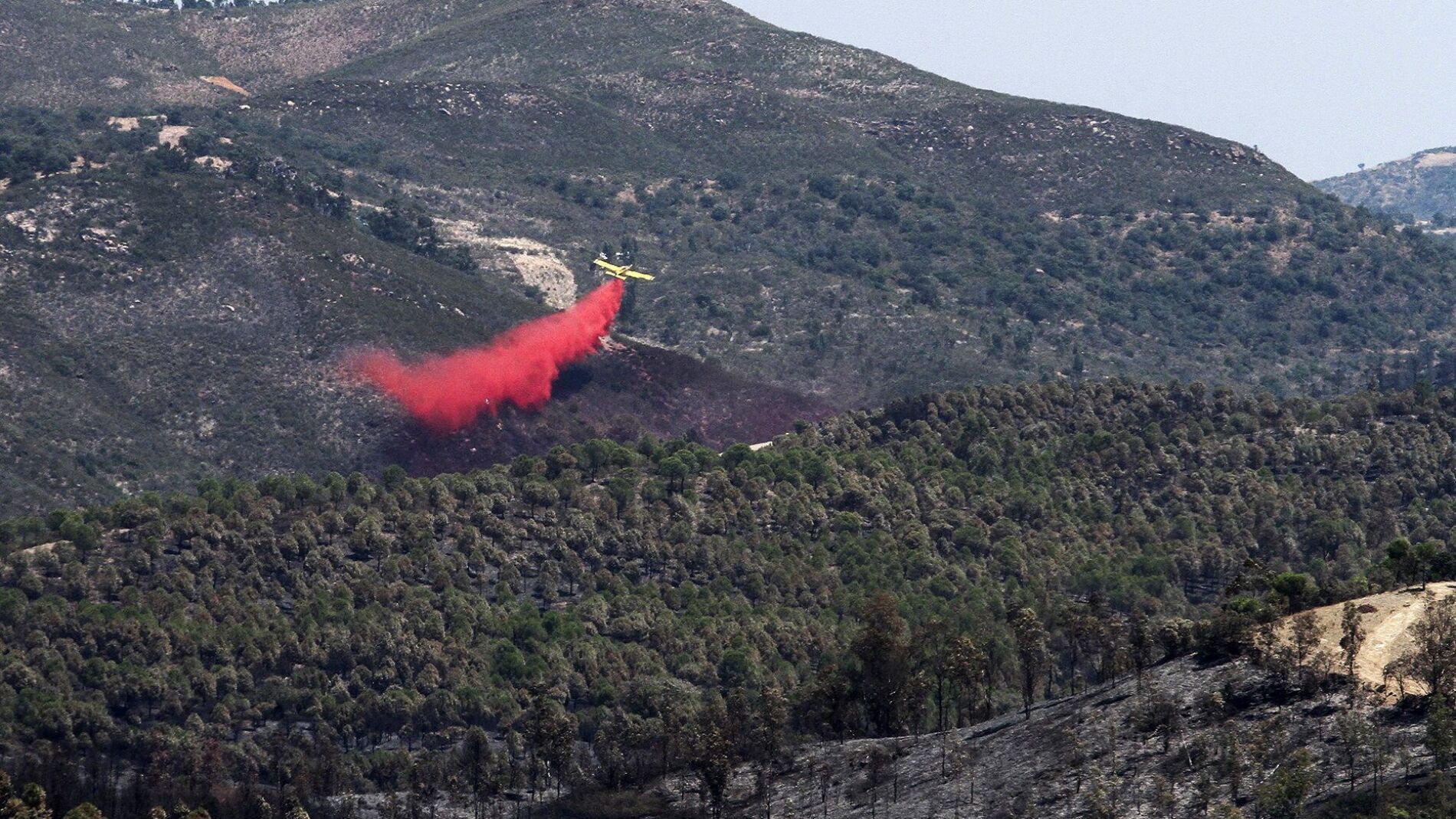 Dron trabajando en la extinci&oacute;n del fuego en Huelva