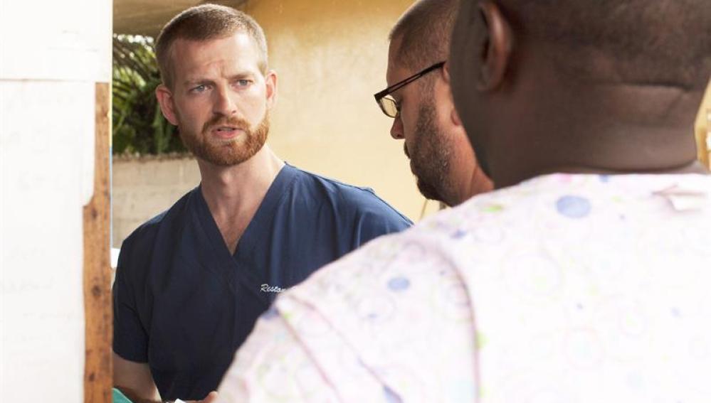 El doctor Kent Brantly trabajaba en una clínica de Foya, Liberia, tratando a pacientes con ébola