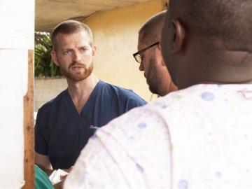 El doctor Kent Brantly trabajaba en una clínica de Foya, Liberia, tratando a pacientes con ébola