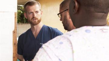 El doctor Kent Brantly trabajaba en una clínica de Foya, Liberia, tratando a pacientes con ébola