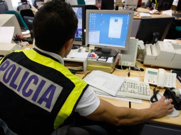 Los agentes de la Policía rastrean posibles delitos en Internet.