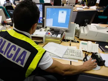 Los agentes de la Policía rastrean posibles delitos en Internet. Los agentes de la Policía rastrean posibles delitos en Internet.