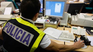 Los agentes de la Policía rastrean posibles delitos en Internet.