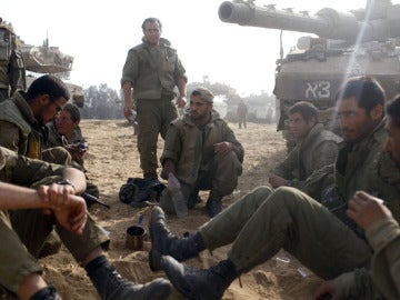 Soldados isaraelís cerca de la frontera con Gaza