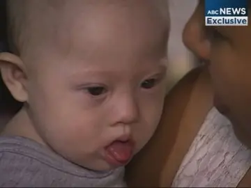 La madre de alquiler, Pattaramon Chanbua, con el pequeño La madre de alquiler, Pattaramon Chanbua, con el pequeño