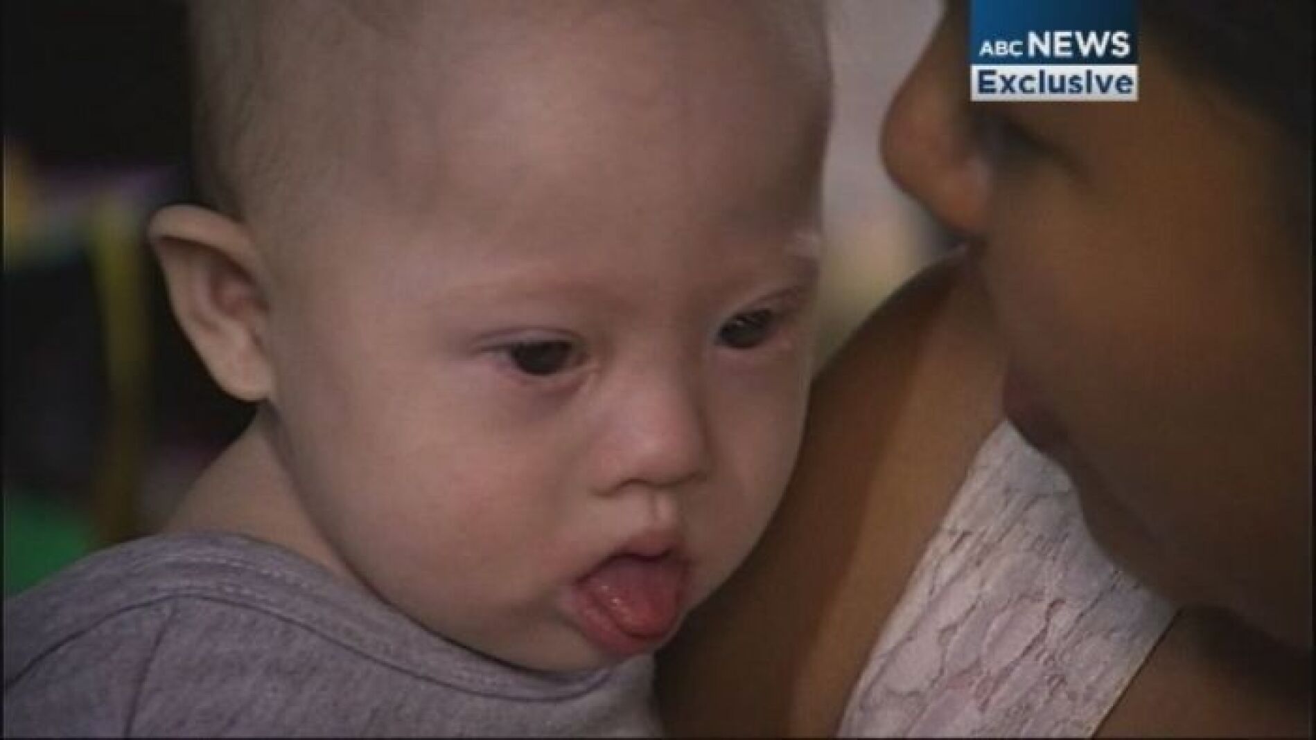 La madre de alquiler, Pattaramon Chanbua, con el peque&ntilde;o