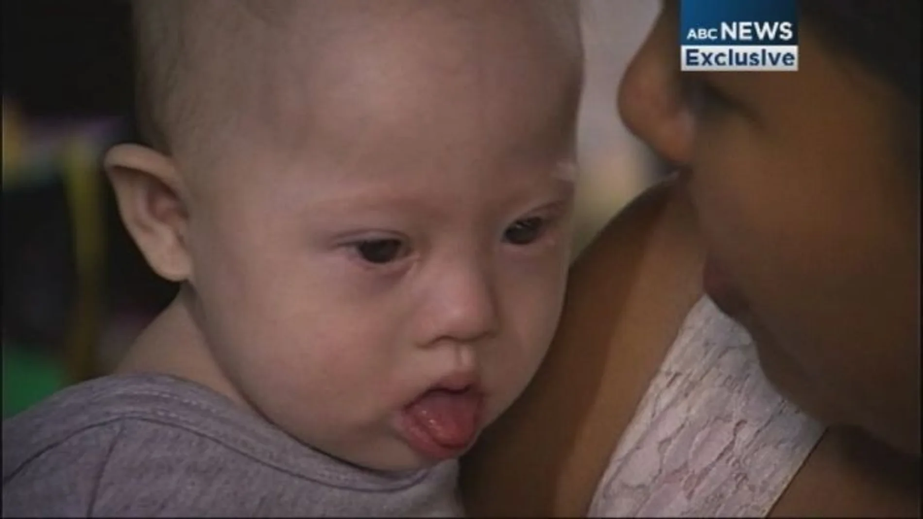 La madre de alquiler, Pattaramon Chanbua, con el pequeño La madre de alquiler, Pattaramon Chanbua, con el pequeño