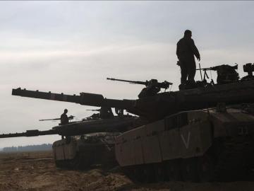 Soldados israelíes permanecen en sus tanques