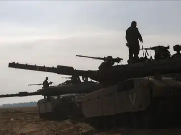 Soldados israelíes permanecen en sus tanques Soldados israelíes permanecen en sus tanques