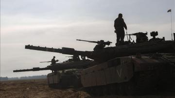 Soldados israelíes permanecen en sus tanques