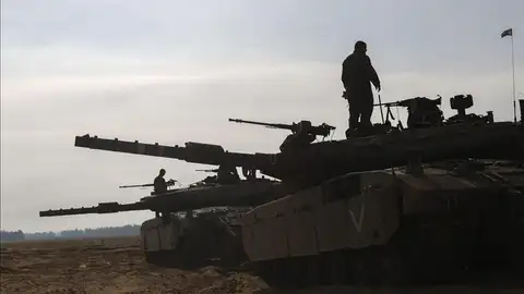 Soldados israelíes permanecen en sus tanques Soldados israelíes permanecen en sus tanques