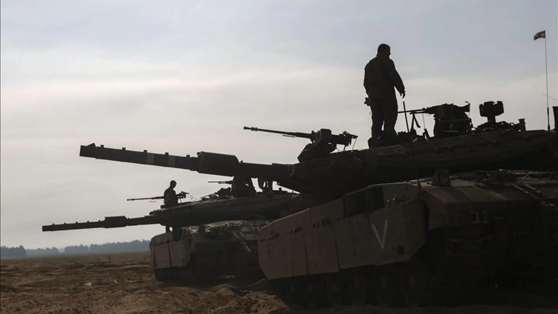 Soldados israelíes permanecen en sus tanques Soldados israelíes permanecen en sus tanques
