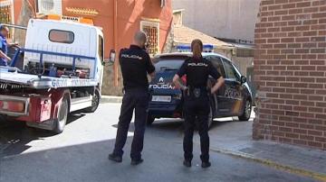 Dos Policias Nacionales en las inmediaciones de la vivienda