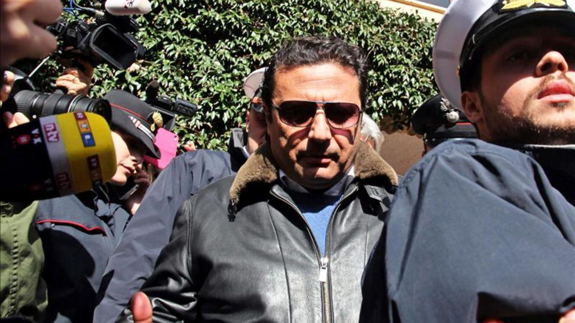 Schettino ante los medios de comunicaci&oacute;n