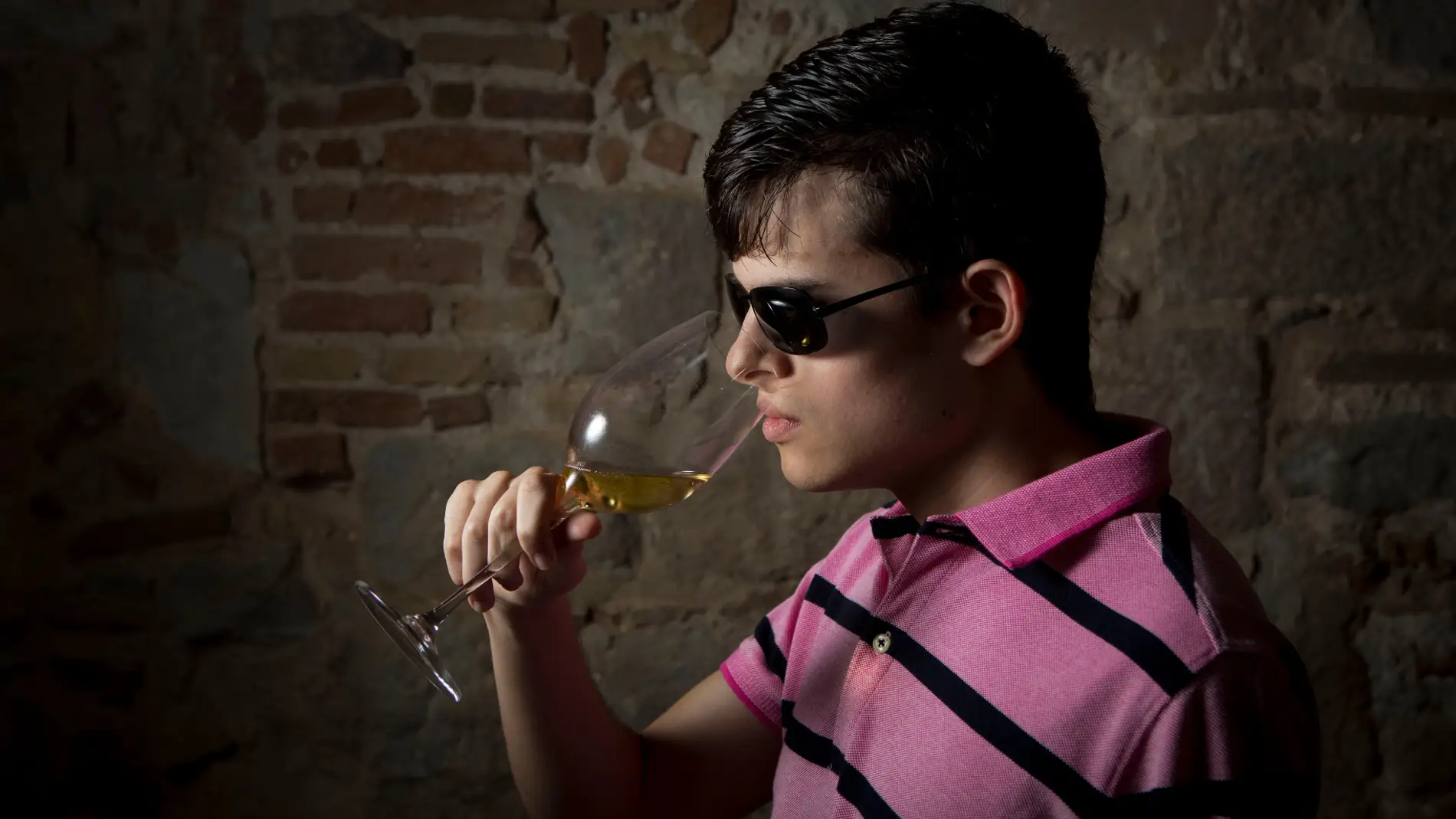 Santiago Cadavid, ciego, es una fiera catando vinos.